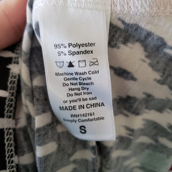 Lularoe Red Rose Carly - Picture 4 of 4